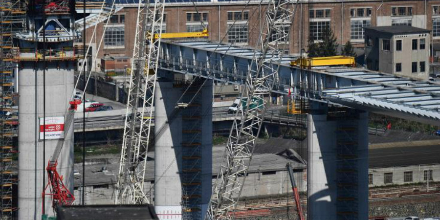 Εγκατάσταση τμήματος στη γέφυρα της Γένοβας που κατέρρευσε το 2018 - Συμβολισμοί εν μέσω πανδημίας